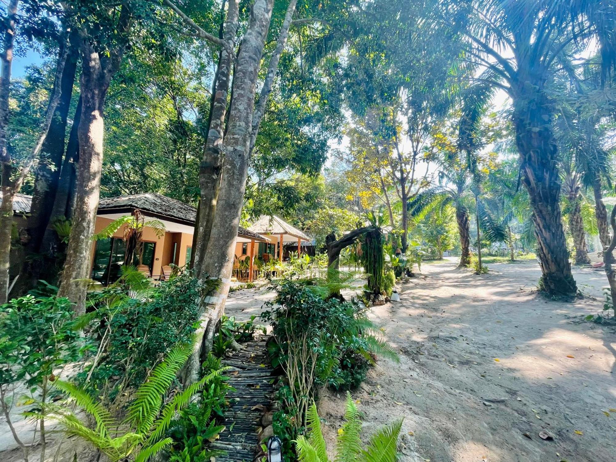 Sunny Cove Beach Resort Koh Phayam Ranong Bagian luar foto