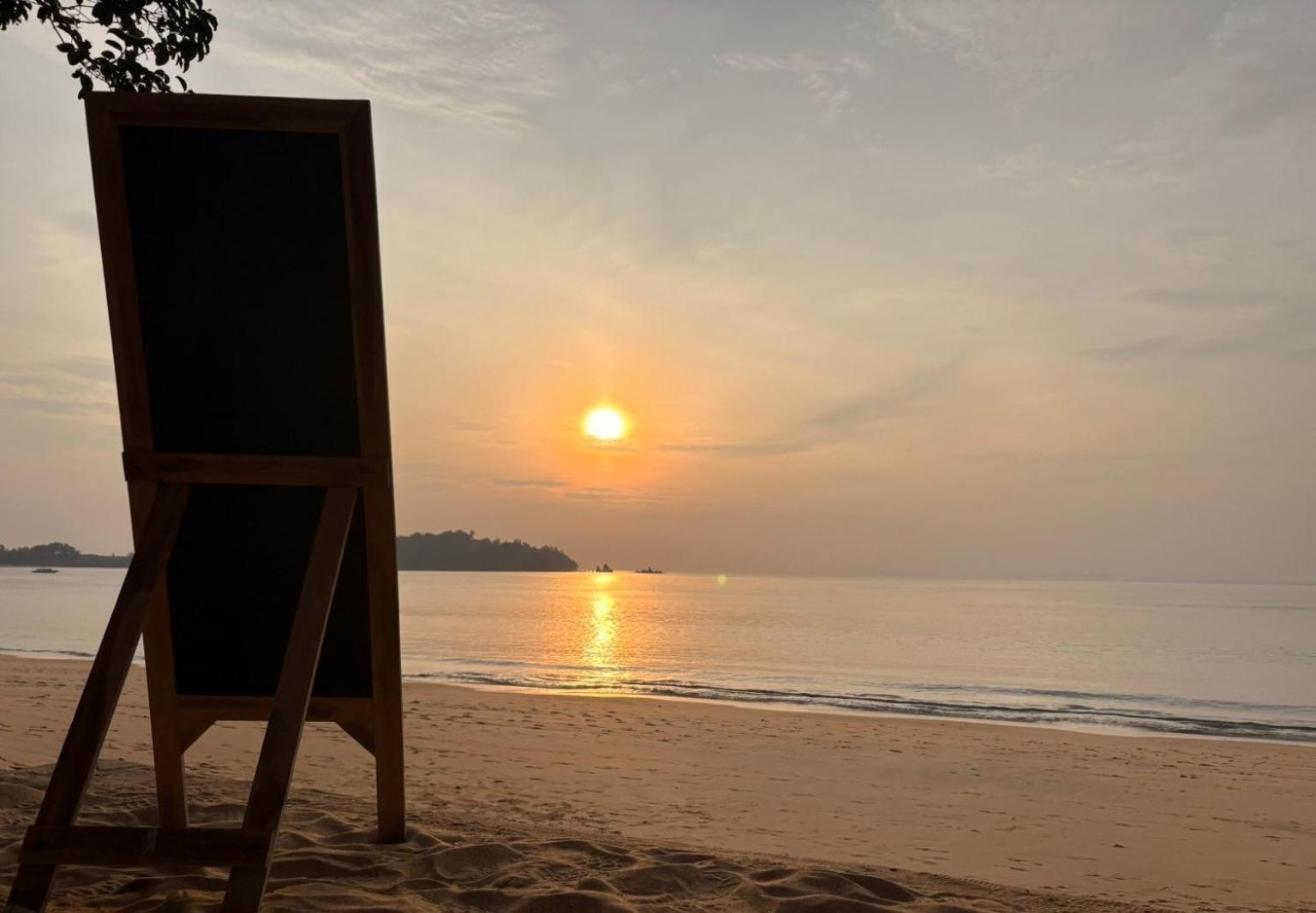 Sunny Cove Beach Resort Koh Phayam Ranong Bagian luar foto