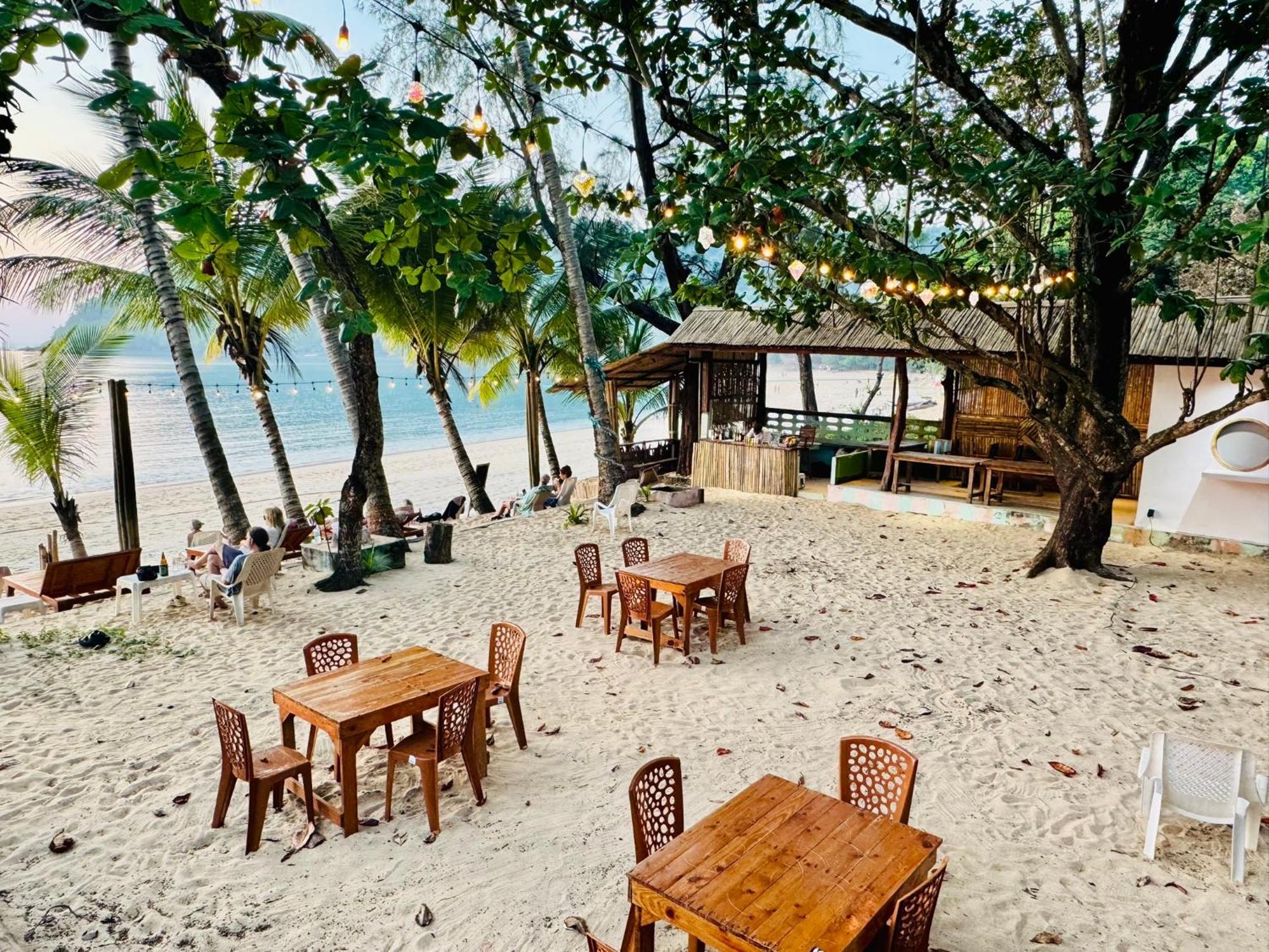 Sunny Cove Beach Resort Koh Phayam Ranong Bagian luar foto