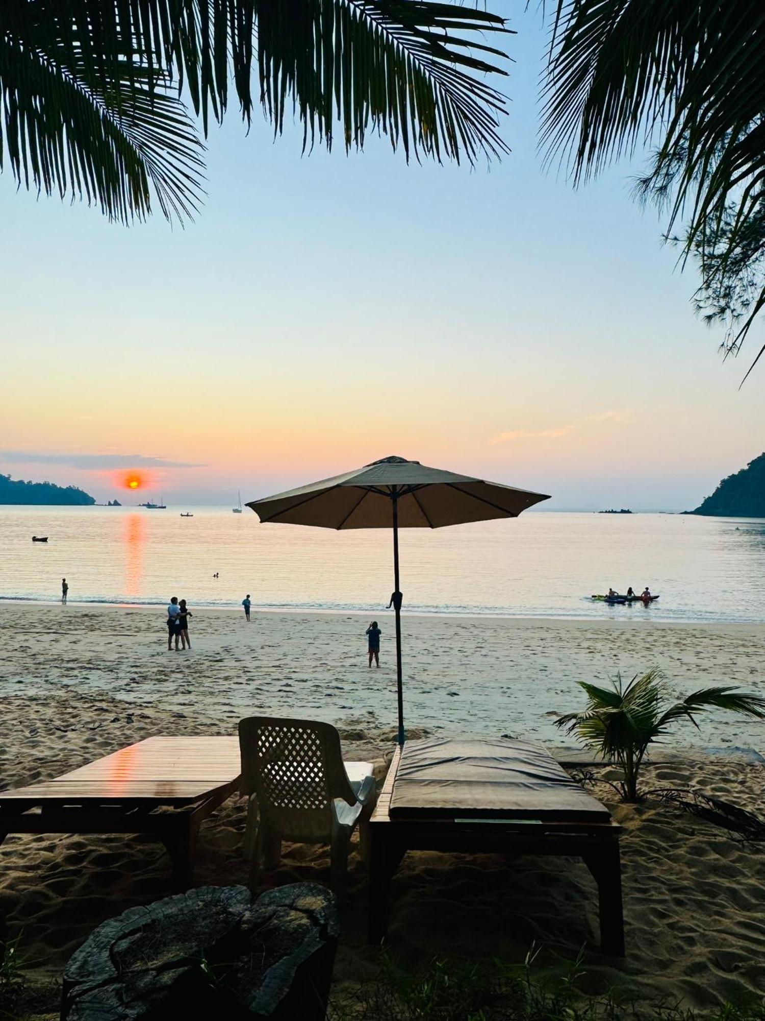 Sunny Cove Beach Resort Koh Phayam Ranong Bagian luar foto