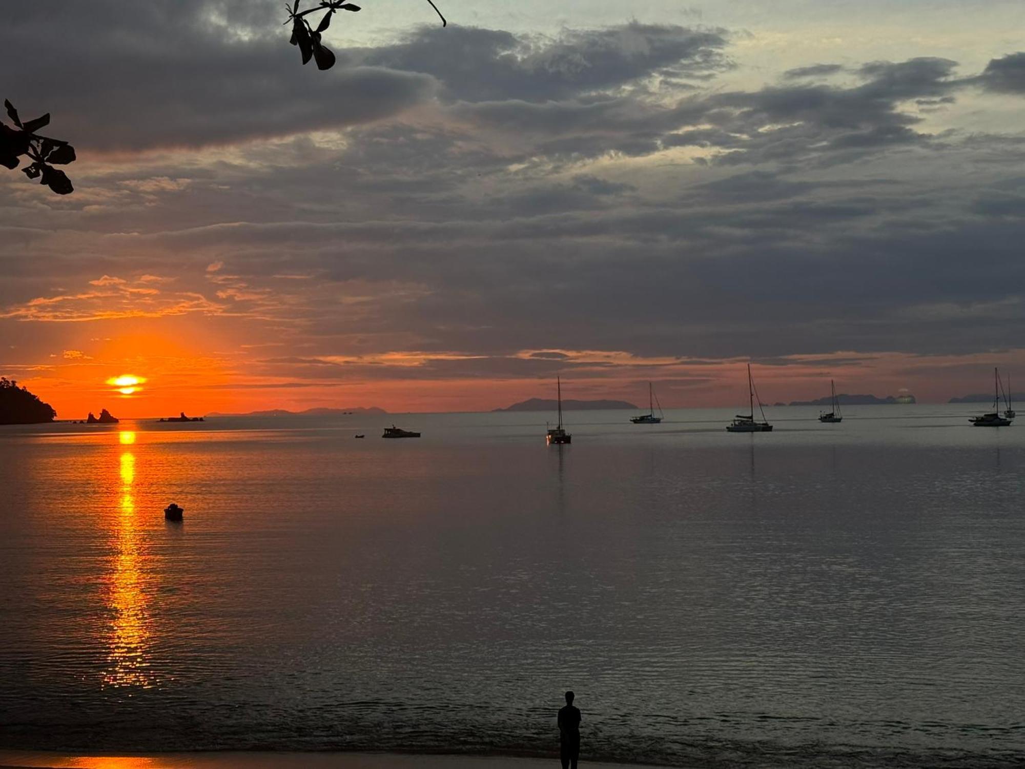 Sunny Cove Beach Resort Koh Phayam Ranong Bagian luar foto