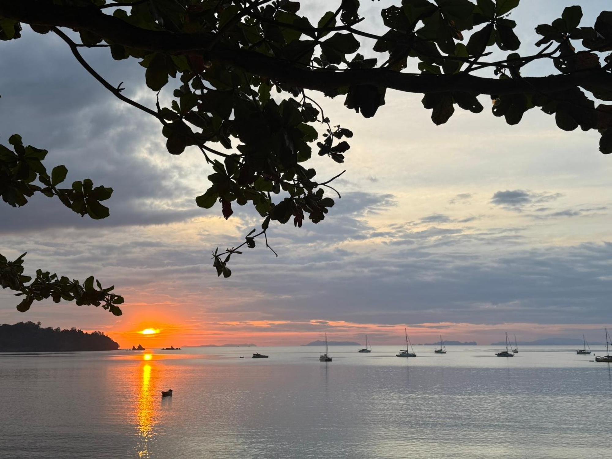 Sunny Cove Beach Resort Koh Phayam Ranong Bagian luar foto